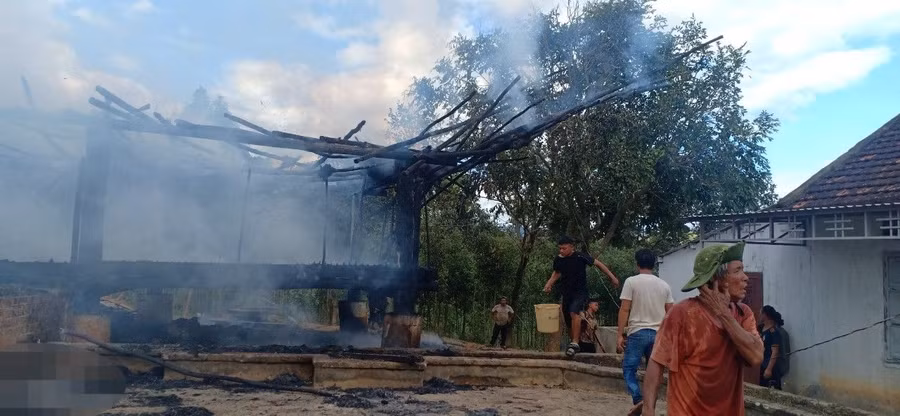 Người dân đã tìm cách chữa cháy nhà rông nhưng không thành. Ảnh: C.T.V
