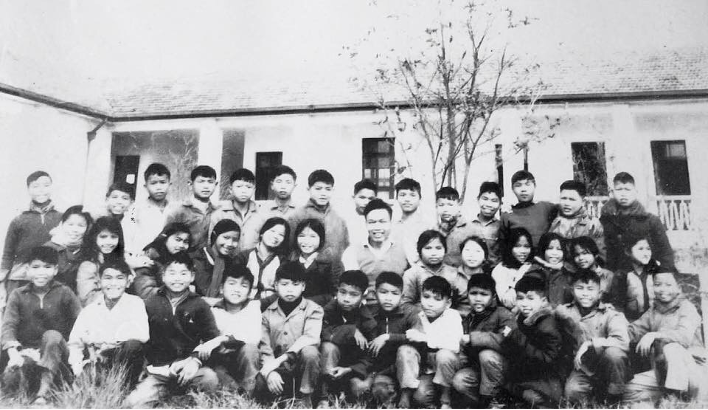 Thầy Liêm chủ nhiệm (ngồi giữa) cùng lớp 4 của Trường Dân tộc Miền Nam ở Khu mới – Quế Lâm, Trung Quốc (ảnh chụp năm 1969). Ảnh: Ksor Phước