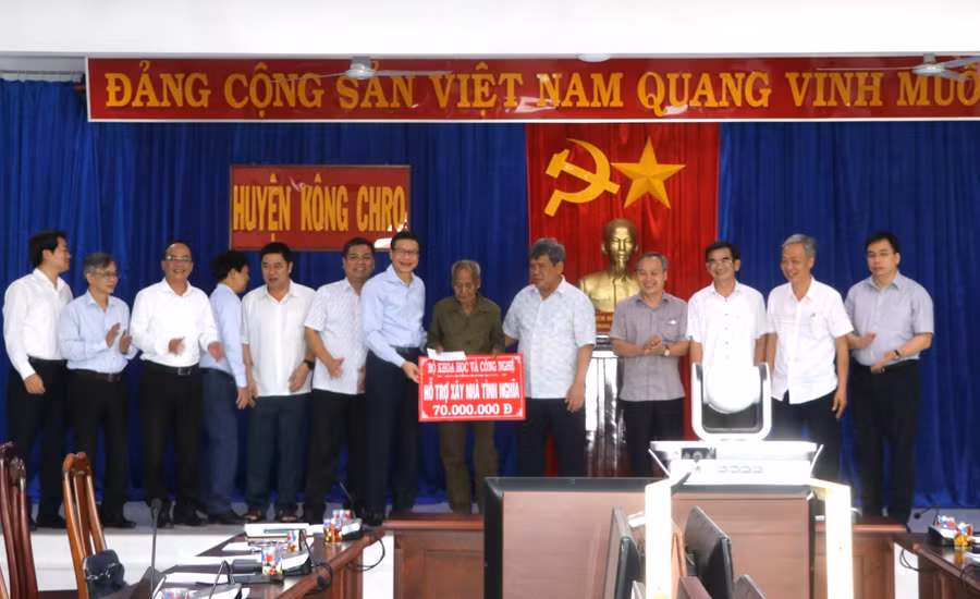 Bộ Khoa học và Công nghệ hỗ trợ gia đình ông Đinh Bỗi (làng Sơ Rơn, xã Chư Krêy) số tiền 70 triệu đồng để xây nhà. Ảnh: Ngọc Minh