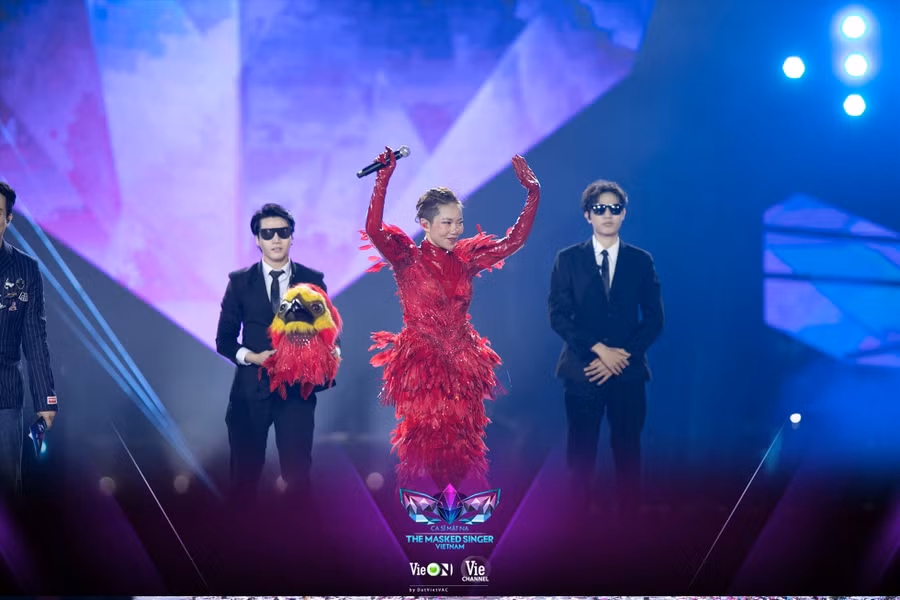 Khoảnh khắc diva Hà Trần lộ diện tại Ca sĩ mặt nạ. Ảnh: Chương trình cung cấp