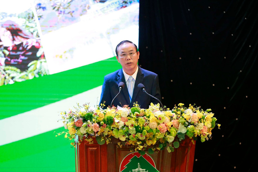 Phát biểu tại hội nghị, Thứ trưởng Bộ NNPTNT Phùng Đức Tiến cho rằng, cơ cấu kinh tế của Tây Nguyên đang chuyển dịch theo hướng tích cực. Các tỉnh Tây Nguyên cần tiếp tục có cơ chế, chính sách tạo điều kiện thuận lợi thu hút doanh nghiệp, thúc đẩy liên kết sản xuất, hình thành các chuỗi nông sản chủ lực từ nuôi trồng đến tiêu thụ...