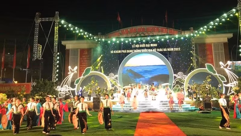 Trình diễn sắc màu văn hóa.