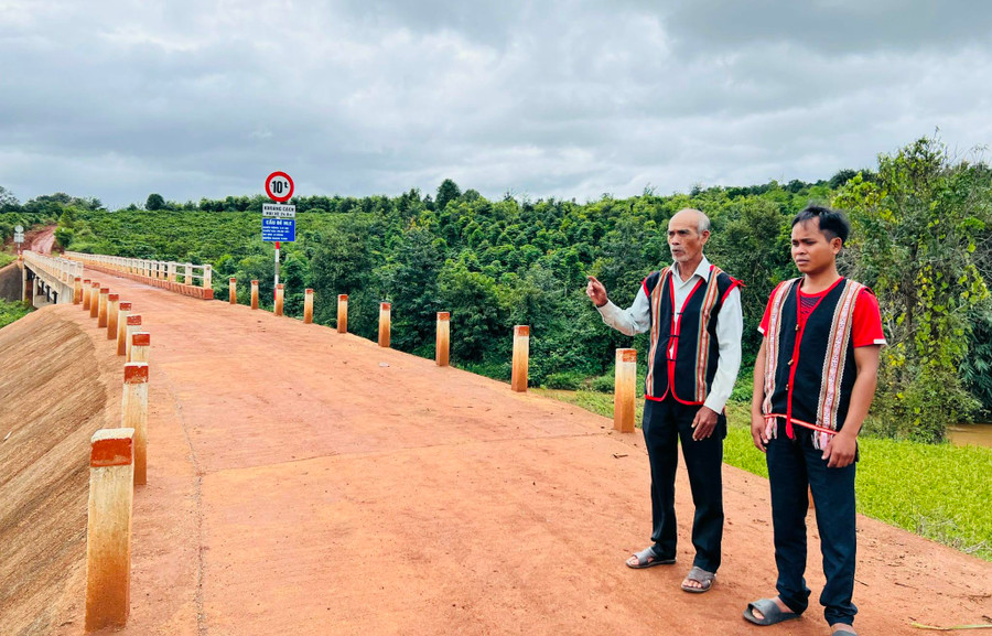 Ông Yơp (bìa trái) tuyên truyền, vận động người dân chuyển đổi cây trồng, vay vốn đầu tư phát triển sản xuất. Ảnh: Anh Huy Ông Yơp (bìa trái) tuyên truyền, vận động người dân chuyển đổi cây trồng, vay vốn đầu tư phát triển sản xuất. Ảnh: Anh Huy