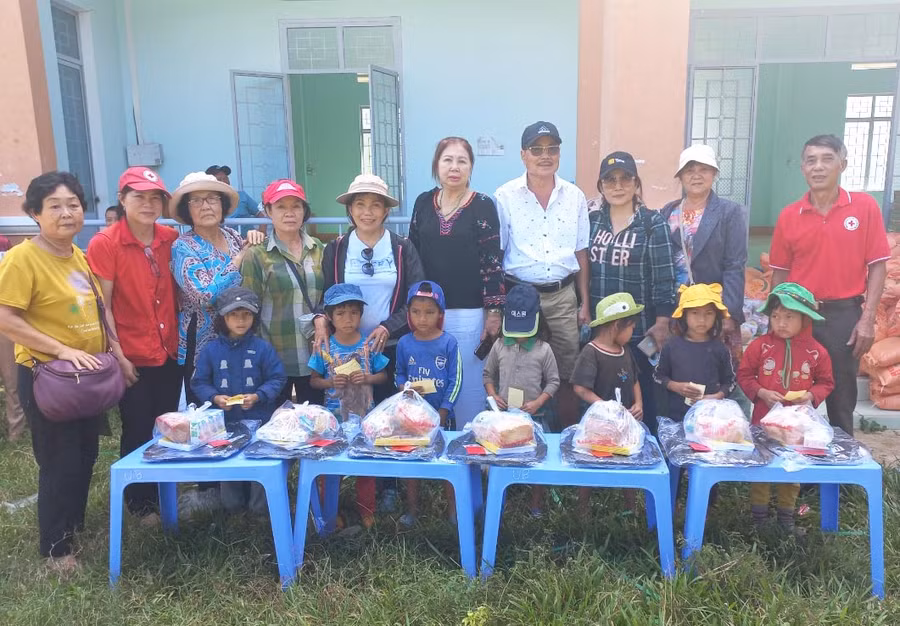 Đoàn công tác tặng quà cho đồng bào dân tộc thiểu số nghèo, người dân khó khăn ở xã Hà Đông, huyện Đak Đoa Đoàn công tác tặng quà cho học sinh khó khăn ở xã Hà Đông, huyện Đak Đoa. Ảnh: Hồng Ngọc