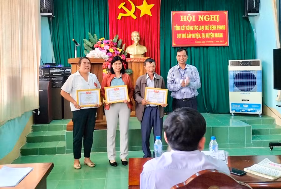 Bác sĩ Đinh Hà Nam- Phó Giám đốc Sở Y tế tỉnh trao giấy khen cho 3 cá nhân làm tốt công tác phòng-chống phong trên địa bàn. Ảnh: Như Nguyện