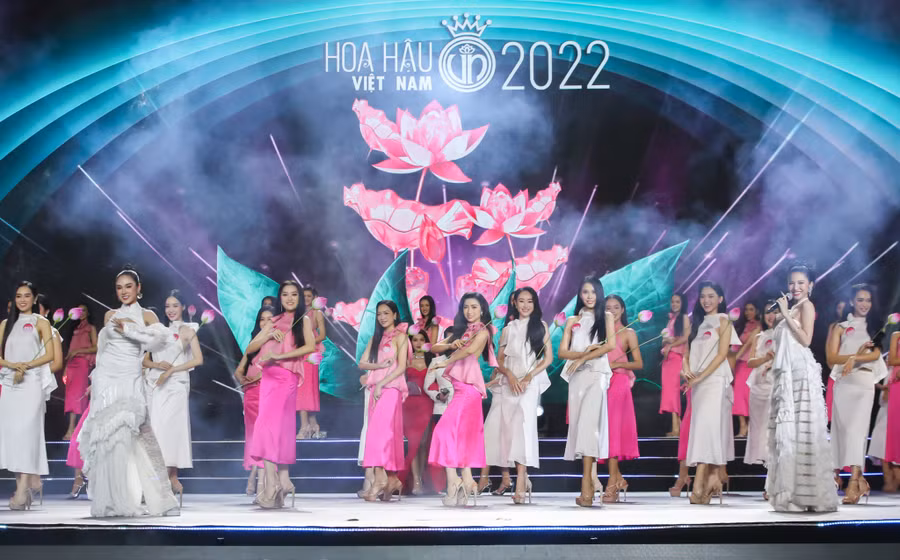 Top 56 diễn mở màn trong đêm chung khảo toàn quốc cùng ca sĩ Lưu Hiền Trinh, Shin Hồng Vịnh. Ảnh: BTC