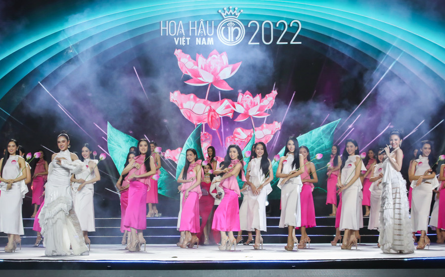 Top 56 diễn mở màn trong đêm chung khảo toàn quốc cùng ca sĩ Lưu Hiền Trinh, Shin Hồng Vịnh. Ảnh: BTC Top 56 diễn mở màn trong đêm chung khảo toàn quốc cùng ca sĩ Lưu Hiền Trinh, Shin Hồng Vịnh. Ảnh: BTC