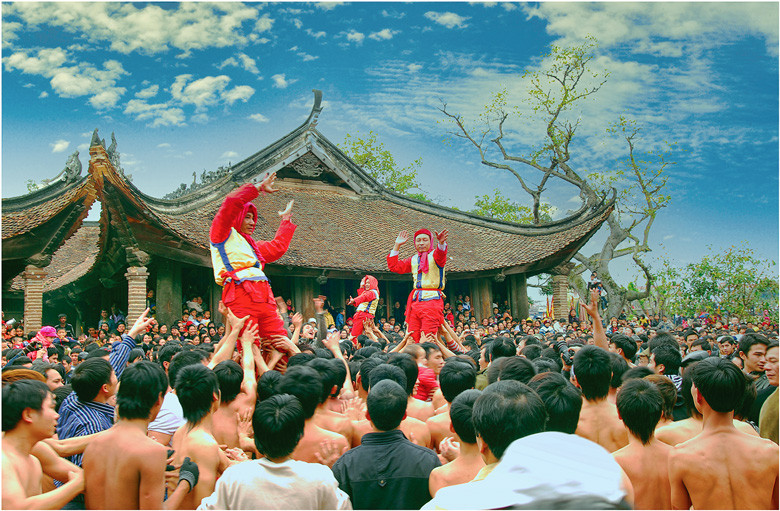 Ngày hội làng bên mái đình cổ kính. Ảnh: Thanh Hà Ngày hội làng bên mái đình cổ kính. Ảnh: Thanh Hà