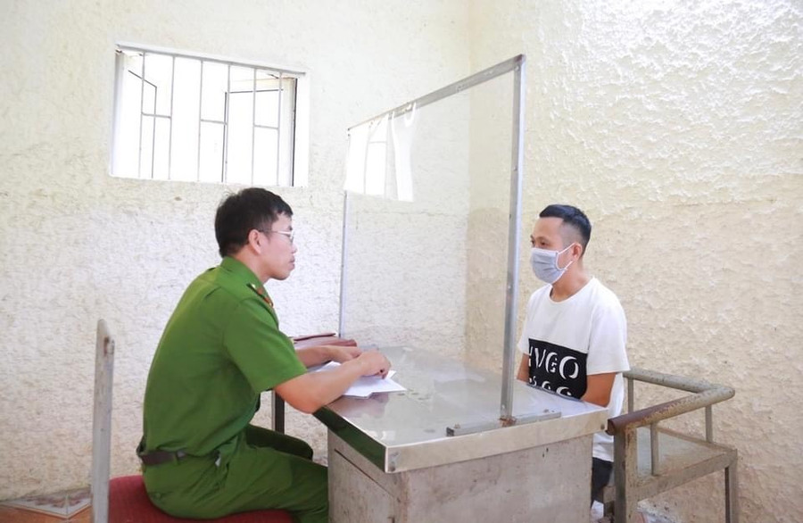 Điều tra viên lấy lời khai của Trần Quang Nam, kẻ cầm đầu đường dây đánh bạc. Ảnh: Tân Kỳ  Điều tra viên lấy lời khai của Trần Quang Nam, kẻ cầm đầu đường dây đánh bạc. Ảnh: Tân Kỳ