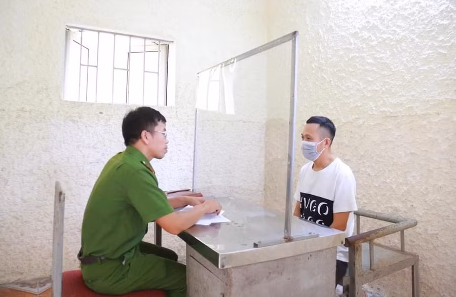  Điều tra viên lấy lời khai của Trần Quang Nam, kẻ cầm đầu đường dây đánh bạc. Ảnh: Tân Kỳ