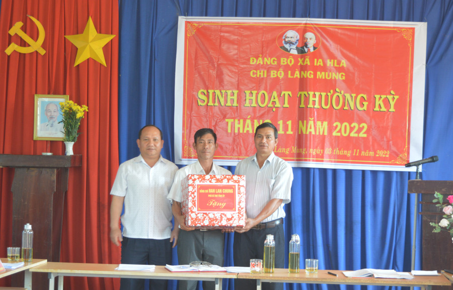 Phó Bí thư Tỉnh ủy tặng quà cho chi bộ làng Mung. Ảnh: Anh Huy