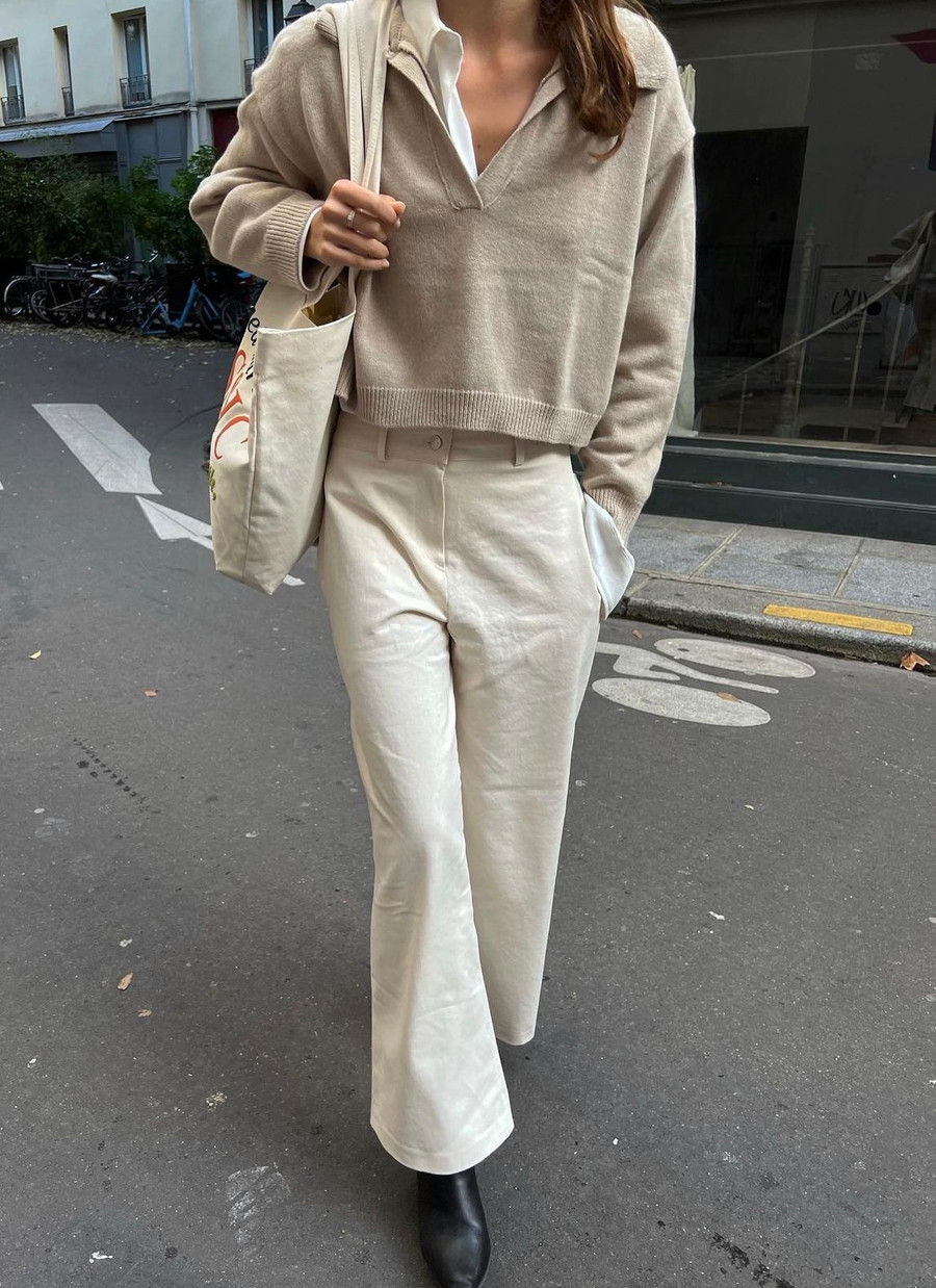 Hiện đại hơn là những chiếc polo họa tiết kẻ ngang cổ bẻ không có cúc bấm như các mẫu áo truyền thống.