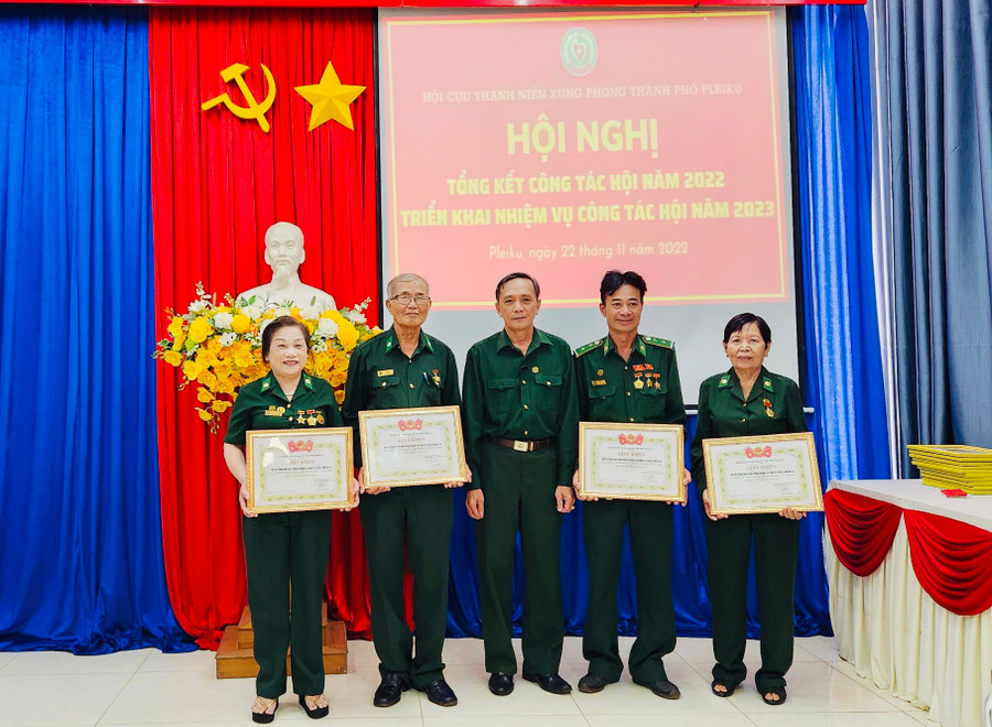 Ông Trần Văn Bình (ở giữa)-Chủ tịch Hội Cựu TNXP tỉnh tặng giấy khen cho các tập thể có thành tích xuất sắc trong hoạt động và xây dựng Hội năm 2022. Ảnh: Minh Nhật Ông Trần Văn Bình (ở giữa)-Chủ tịch Hội Cựu TNXP tỉnh tặng giấy khen cho các tập thể có thành tích xuất sắc trong hoạt động và xây dựng Hội năm 2022. Ảnh: Minh Nhật