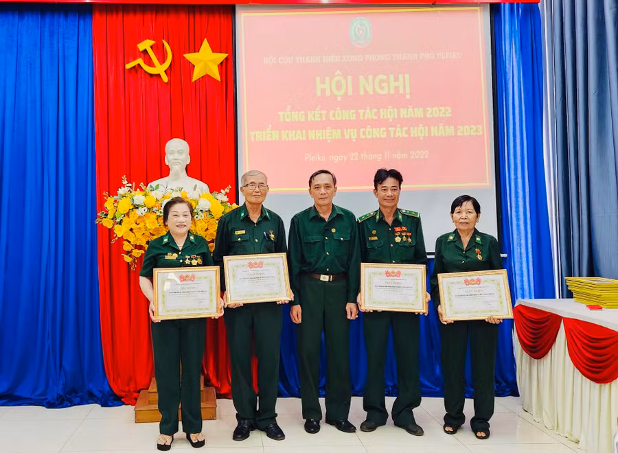 Ông Trần Văn Bình (ở giữa)-Chủ tịch Hội Cựu TNXP tỉnh tặng giấy khen cho các tập thể có thành tích xuất sắc trong hoạt động và xây dựng Hội năm 2022. Ảnh: Minh Nhật