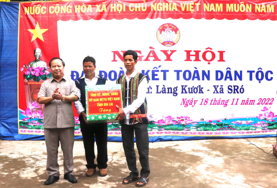 Thay mặt Tỉnh ủy, HĐND, UBND, Ủy ban MTTQ Việt Nam tỉnh, Phó Bí thư Thường trực Tỉnh ủy, Châu Ngọc Tuấn trao tặng phần quà cho làng Kươk. Ảnh: Ngọc Minh