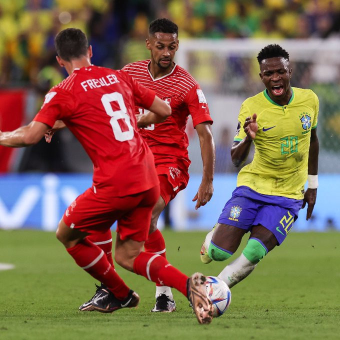 Vinicius (bìa phải) đã khuấy đảo hàng thủ của Thụy Sĩ. Ảnh: FIFA Vinicius (bìa phải) đã khuấy đảo hàng thủ của Thụy Sĩ. Ảnh: FIFA