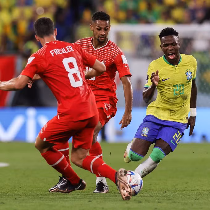 Vinicius (bìa phải) đã khuấy đảo hàng thủ của Thụy Sĩ. Ảnh: FIFA