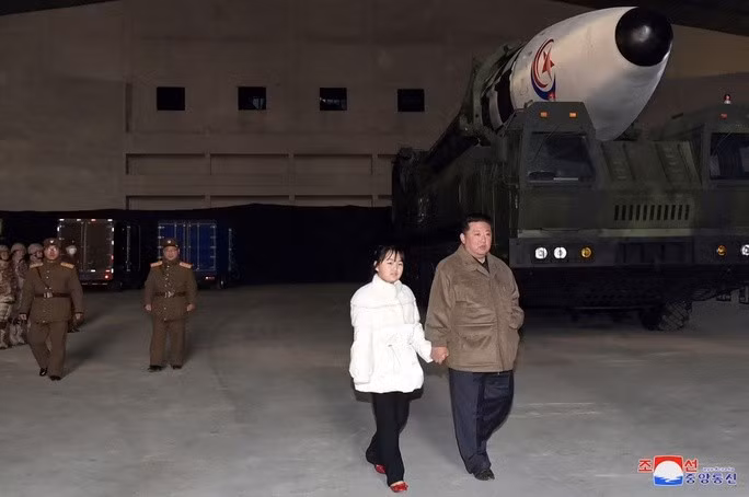 Ông Kim Jong Un cùng con gái kiểm tra một tên lửa đạn đạo liên lục địa (ICBM) ngày 18-11. Ảnh: KCNA