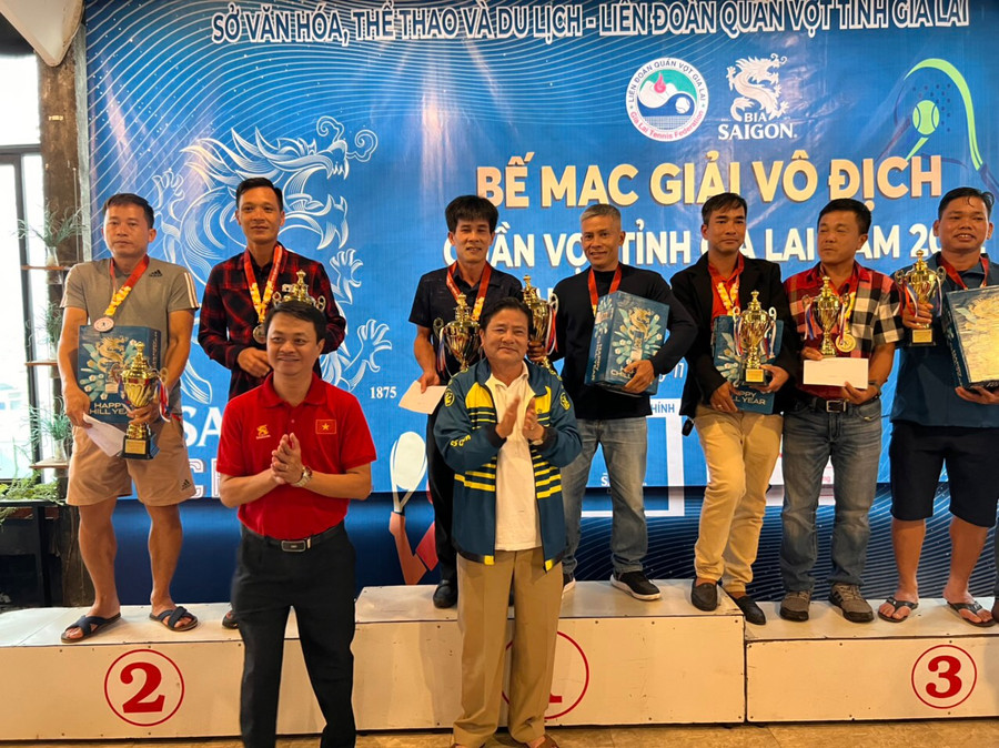 Ban tổ chức trao giải cho các tay vợt ở nội dung đôi nam trình điểm 1275 Ảnh: Văn Ngọc
