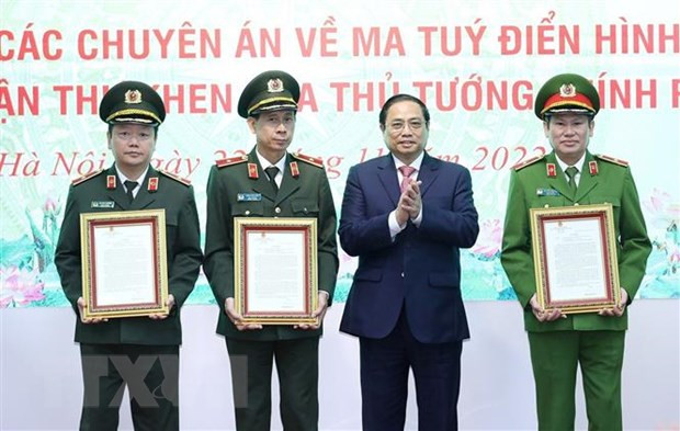 Thủ tướng Phạm Minh Chính trao thư khen cho các tập thể có thành tích xuất sắc trong các chuyên án về ma túy. (Ảnh: Dương Giang/TTXVN) Thủ tướng Phạm Minh Chính trao thư khen cho các tập thể có thành tích xuất sắc trong các chuyên án về ma túy. (Ảnh: Dương Giang/TTXVN)