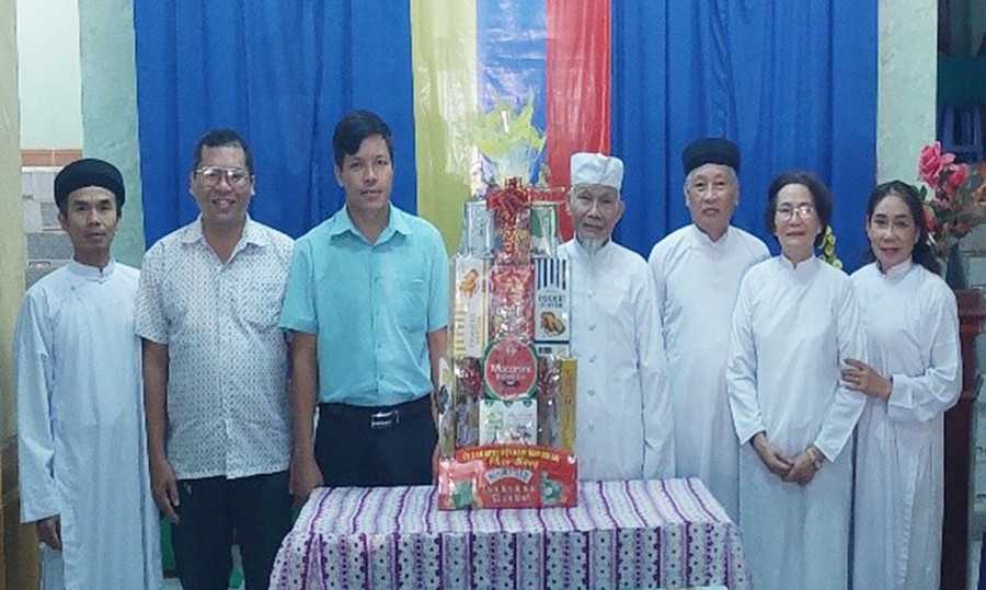 Phó Chủ tịch Ủy ban MTTQ Việt Nam tỉnh Đinh Ngọc Hải (thứ 3 từ trái sang) chúc mừng Họ đạo Trung Hội (TP. Pleiku). Ảnh: Lê Đại  Phó Chủ tịch Ủy ban MTTQ Việt Nam tỉnh Đinh Ngọc Hải (thứ 3 từ trái qua) chúc mừng Họ đạo Trung Hội (TP. Pleiku). Ảnh: Lê Đại