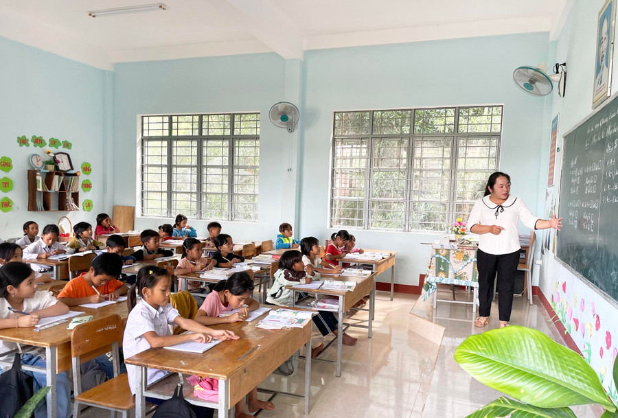 Những buổi lên lớp của cô Ngân luôn được học trò chờ đón. Ảnh: Phương Duyên