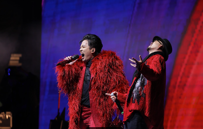 ...và hát cùng Hà Lê.