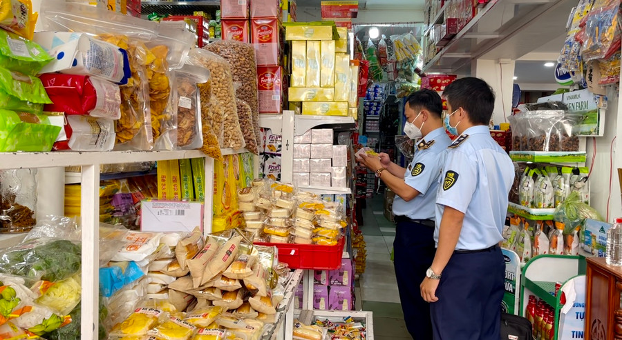 Các lực lượng chức năng tăng cường kiểm tra những mặt hàng có nhu cầu tiêu dùng tăng cao trong dịp Tết. Ảnh: Vũ Thảo