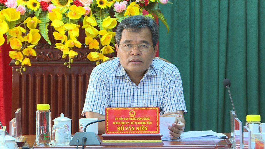 Bí thư Tỉnh ủy, Chủ tịch HĐND tỉnh Hồ Văn Niên chủ trì phiên họp Thường trực HĐND tỉnh. Ảnh: Phương Linh