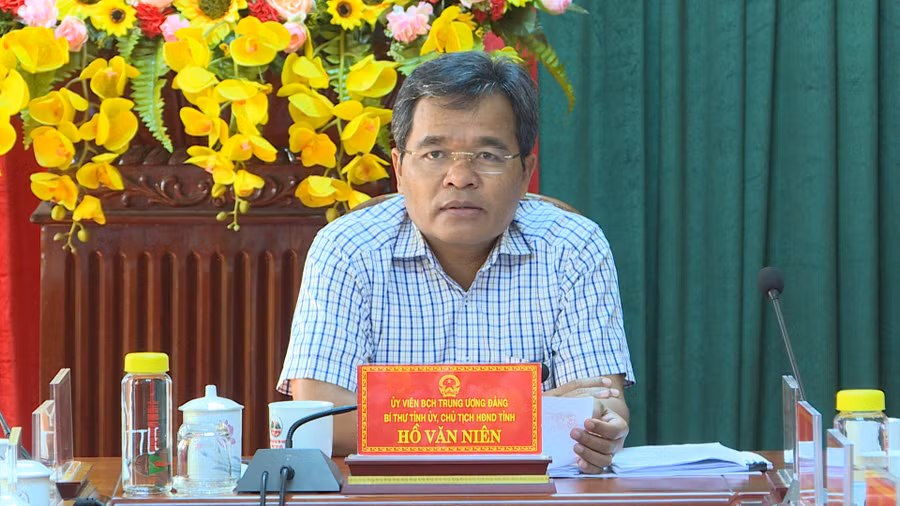 Bí thư Tỉnh ủy, Chủ tịch HĐND tỉnh Hồ Văn Niên chủ trì phiên họp Thường trực HĐND tỉnh. Ảnh: Phương Linh