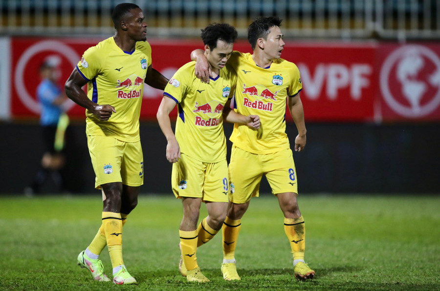 Văn Toàn nổ súng góp công vào chiến thắng cho thầy trò HLV Kiatisak. Ảnh: Minh Trần