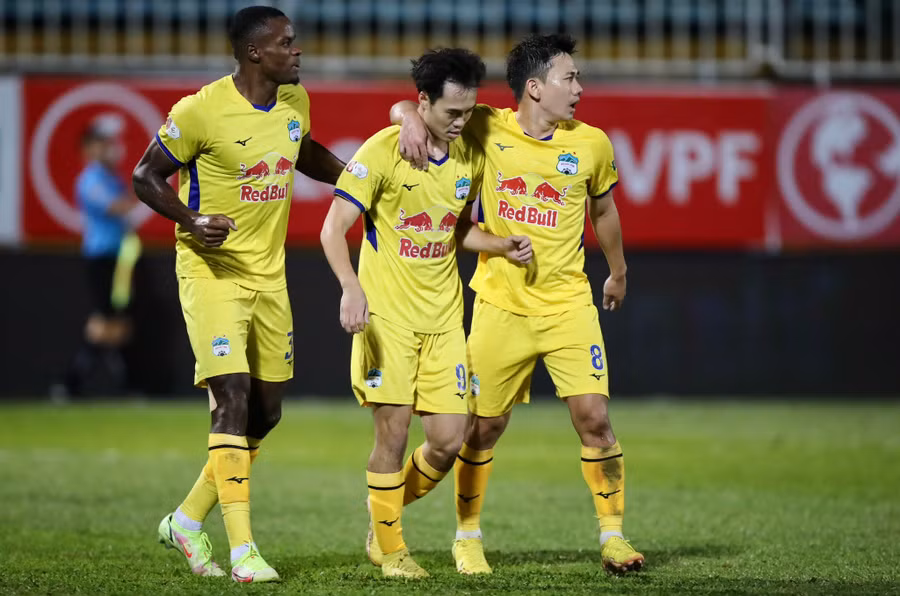 Văn Toàn nổ súng góp công vào chiến thắng cho thầy trò HLV Kiatisak. Ảnh: Minh Trần