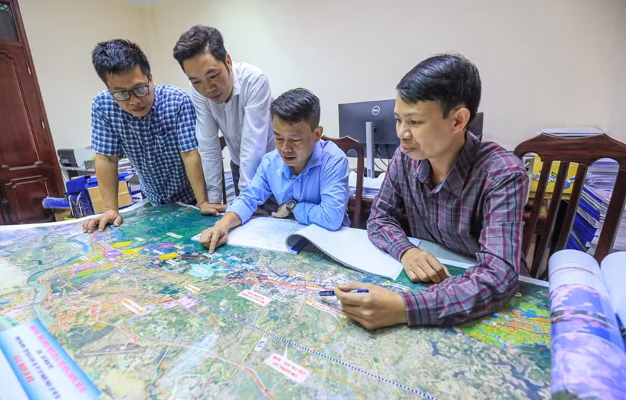 Cục Quản lý đầu tư xây dựng làm ngày đêm chạy nước rút chiến dịch thẩm định thiết kế kỹ thuật, dự toán của 12 dự án cao tốc Bắc-Nam. Ảnh: Việt Hùng/Vietnam+