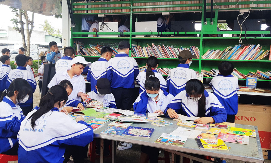  Các em rất thích thú với xe lưu động sách của Thư viện tỉnh Gia Lai. Ảnh: Tuyết Mai