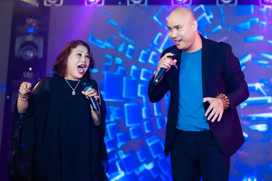 Siu Black song ca với ca sĩ A Tuân. Ảnh: NVCC