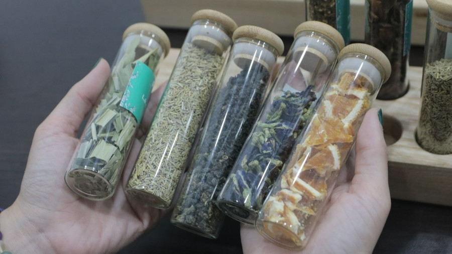 Chị Ngân từng rất vất vả để đi tìm nguồn nguyên liệu để làm trà. Ảnh: Thượng Hải