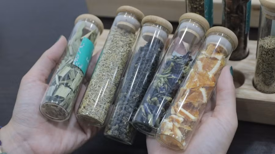 Chị Ngân từng rất vất vả để đi tìm nguồn nguyên liệu để làm trà. Ảnh: Thượng Hải