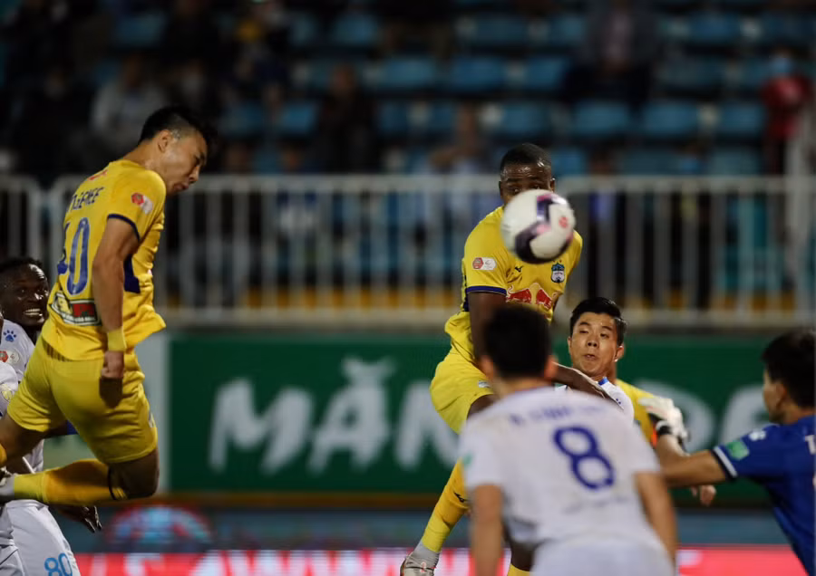 Cú đánh đầu thành bàn của An Sae-hee. Ảnh: Minh Trần