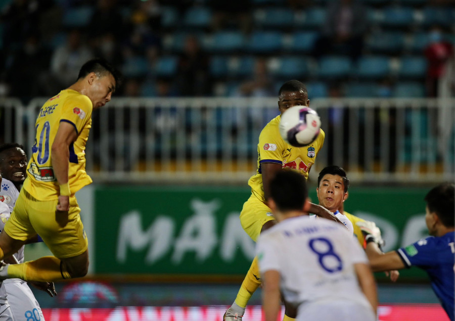 Cú đánh đầu thành bàn của An Sae-hee. Ảnh: Minh Trần