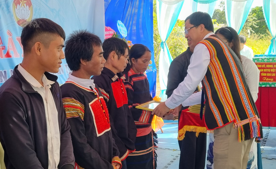 Lãnh đạo UBND thị trấn Nhơn Hòa trao giấy khen cho các gia đình có thành tích tiêu biểu trong các phong trào thi đua. Ảnh: Hà Phương Lãnh đạo UBND thị trấn Nhơn Hòa tặng giấy khen cho các gia đình tiêu biểu. Ảnh: Hà Phương