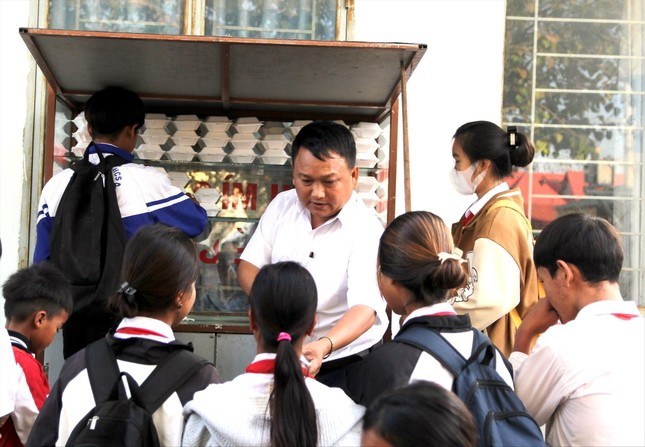 Thầy Vũ Văn Tùng đến điểm trường làng Bi Gia phát bánh mì.