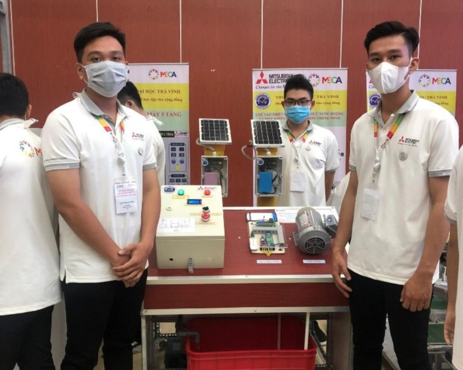  Nhóm sinh viên giới thiệu về bộ thiết bị làm ruộng thông minh. Ảnh: Duy Tân