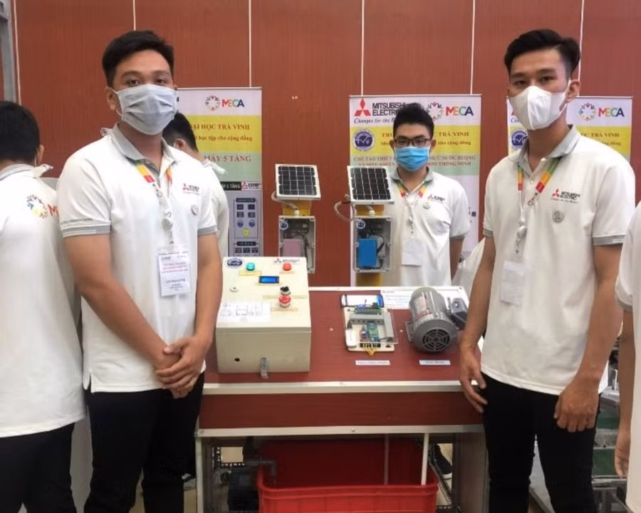  Nhóm sinh viên giới thiệu về bộ thiết bị làm ruộng thông minh. Ảnh: Duy Tân