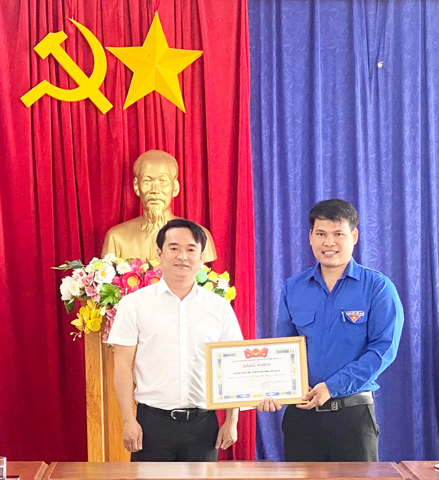 Tỉnh Đoàn tặng bằng khen gương người tốt, việc tốt cho Chi đoàn Trung tâm Y tế huyện Chư Prông ảnh 1 Ảnh: Hà Đức Thành