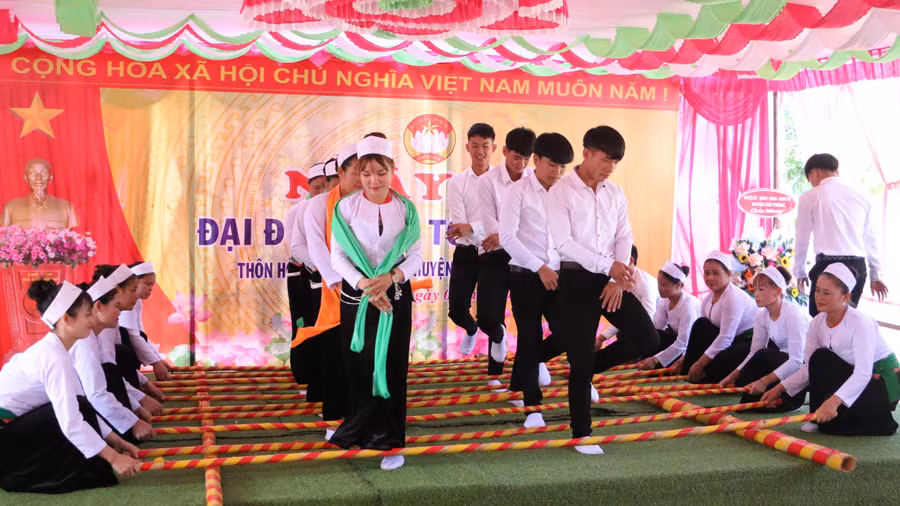 Người dân thôn Hòa Bình hòa cùng không khí vui vẻ của ngày hội. Ảnh: Quang Tấn