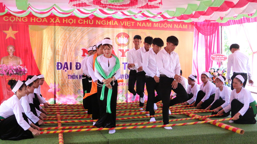 Người dân thôn Hòa Bình hòa cùng không khí vui vẻ của ngày hội. Ảnh: Quang Tấn