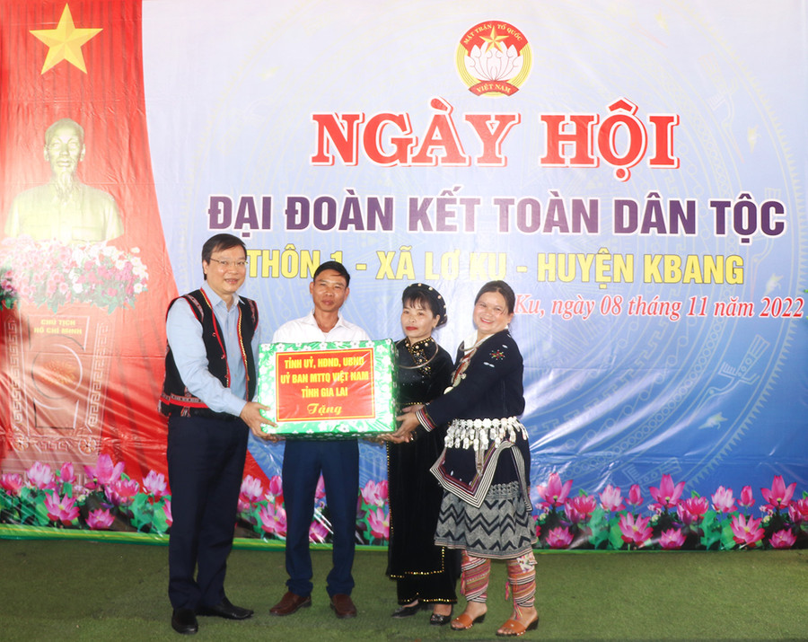  Thay mặt Tỉnh ủy, HĐND, UBND, Ủy ban MTTQ Việt Nam tỉnh, đồng chí Trương Hải Long đã trao tặng phần quà cho thôn 1. Ảnh: Ngọc Minh