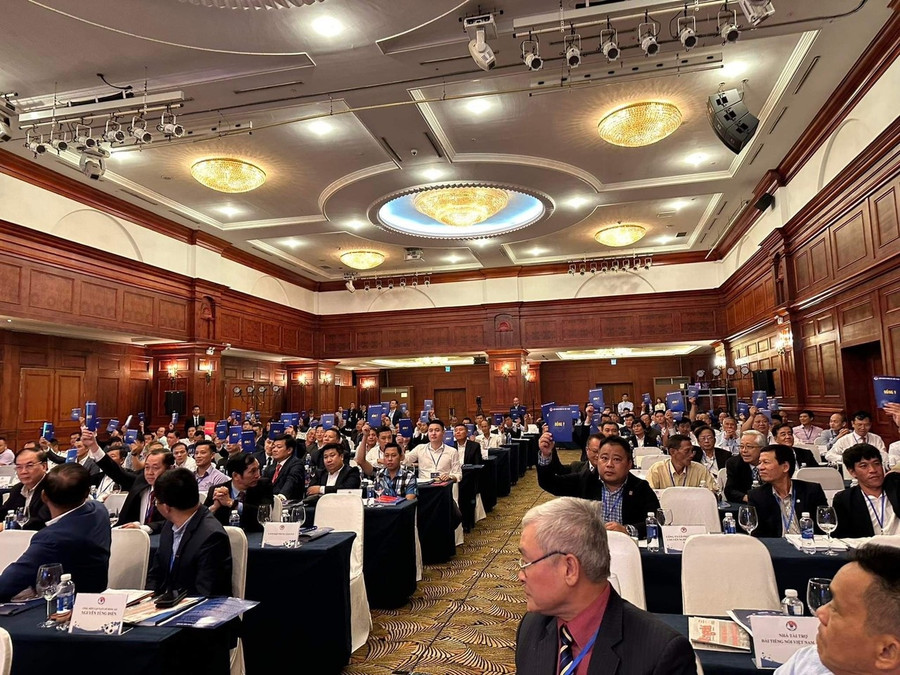 Ông Trần Quốc Tuấn trúng cử với 100% số thẻ biểu quyết. Ảnh: Hoàng Quân  Ông Trần Quốc Tuấn trúng cử với 100% số thẻ biểu quyết. Ảnh: Hoàng Quân