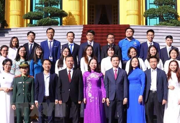 Phó Chủ tịch nước Võ Thị Ánh Xuân với các tài năng trẻ khoa học công nghệ năm 2022. (Ảnh: Văn Điệp/TTXVN)