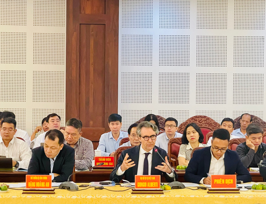 Ngài Giorgio Aliberti-Đại sứ EU tại Việt Nam cho rằng, EU đang tập trung vào chuyển đổi xanh, trong đó có lĩnh vực phát triển năng lượng tái tạo. 